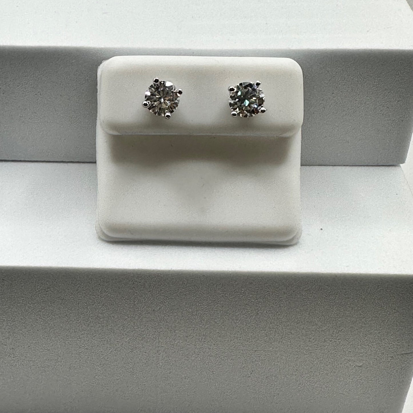 Dazzling Brilliance - 6.5mm 2.0 Ct Moissanite - Silver