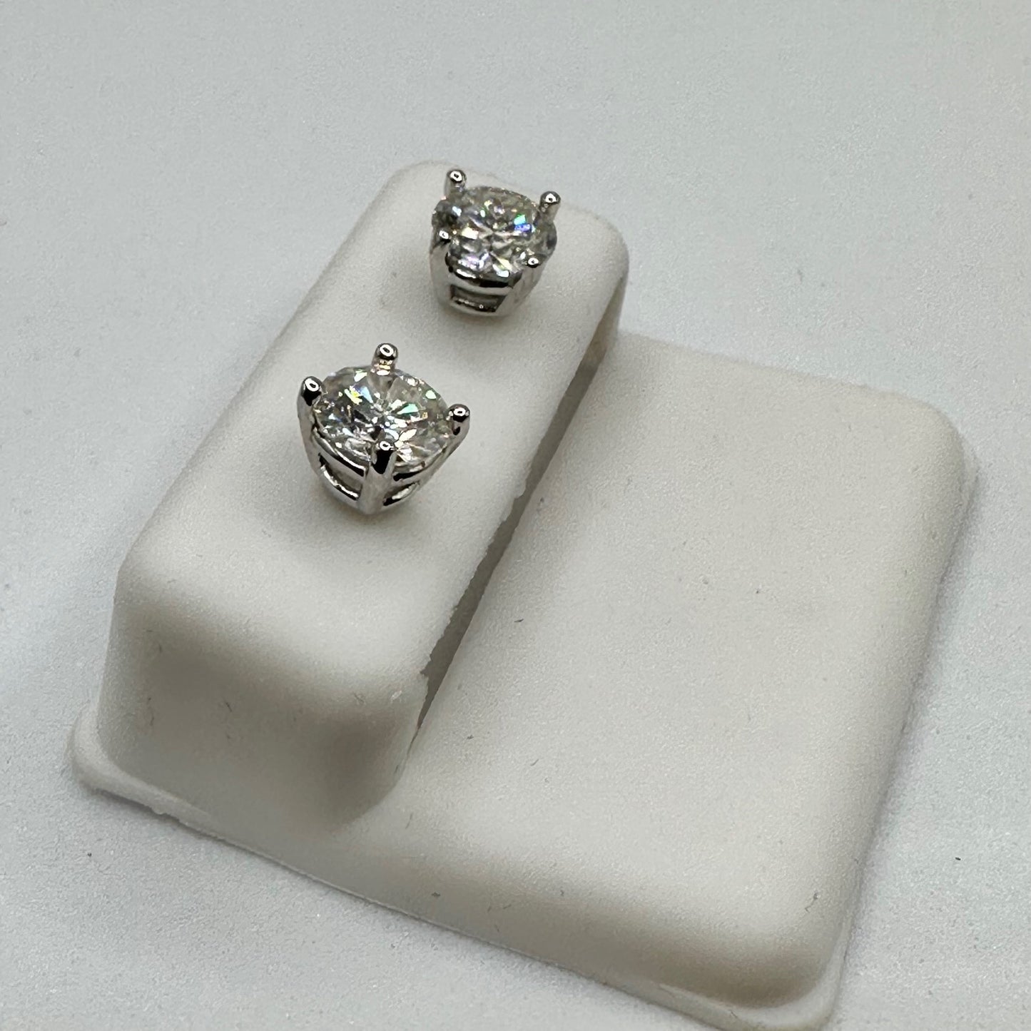 Dazzling Brilliance - 6.5mm 2.0 Ct Moissanite - Silver
